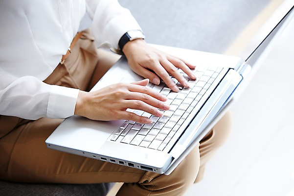 포토 JPG 스튜디오촬영 직업 우먼라이프 라이프스타일 손 여자 신체 의자 비즈니스 실내 한명 사람 앉기 정장 20대 성인 옆모습 아웃포커스 신체부위 노트북 컴퓨터 소파 웹서핑 타이핑 직장인 비즈니스우먼 청년만 성인한명만 성인만 국내포토 1 옷 뷰포인트 가구 모션 촬영기법 청년 내부 생활 전자제품 파일형식