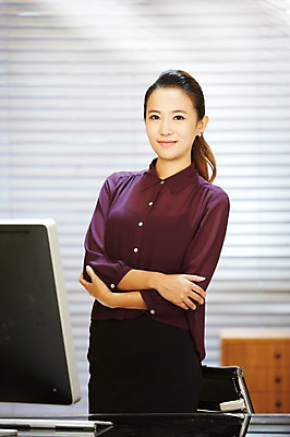 포토 JPG 스튜디오촬영 직업 우먼라이프 라이프스타일 여자 비즈니스 실내 한명 서기 사람 동양인 정장 20대 성인 앞모습 아웃포커스 컴퓨터 사무실 모니터 한국인 키보드 블라인드 직장인 비즈니스우먼 책상 여자만 여자한명만 성인여자만 청년만 청년여자만 성인한명만 청년여자한명만 성인여자한명만 성인만 국내포토 1 옷 뷰포인트 가구 모션 촬영기법 인종 청년 내부 생활 전자제품 커튼 파일형식