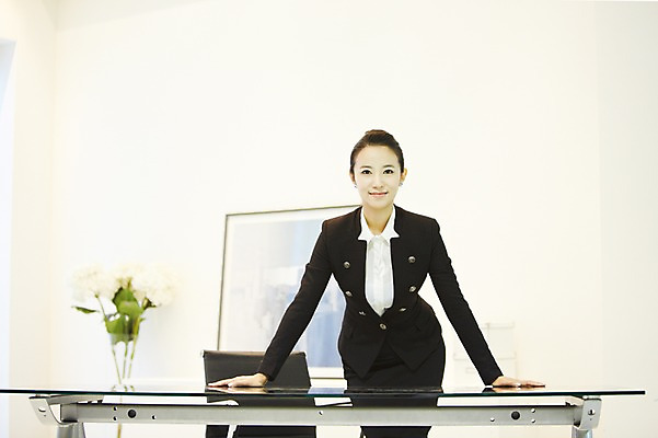 포토 JPG 스튜디오촬영 직업 우먼라이프 라이프스타일 여자 액자 의자 비즈니스 실내 한명 서기 미소 웃음 사람 동양인 정장 20대 성인 앞모습 아웃포커스 사무실 꽃병 한국인 직장인 비즈니스우먼 책상 여자만 여자한명만 성인여자만 청년만 청년여자만 성인한명만 청년여자한명만 성인여자한명만 성인만 국내포토 1 옷 꽃 뷰포인트 가구 모션 촬영기법 표정 인종 청년 내부 생활 파일형식