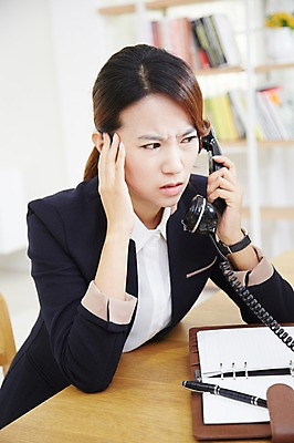 포토 JPG 스튜디오촬영 직업 우먼라이프 라이프스타일 여자 비즈니스 책장 스트레스 실내 한명 들기 사람 동양인 정장 상반신 20대 성인 아웃포커스 펜 다이어리 한국인 업무 직장인 비즈니스우먼 작업실 찡그림 전화기 책상 통화 여자만 여자한명만 성인여자만 청년만 청년여자만 성인한명만 청년여자한명만 성인여자한명만 성인만 국내포토 1 옷 가구 모션 촬영기법 표정 인종 청년 내부 생활 필기구 사무용품 작업 파일형식