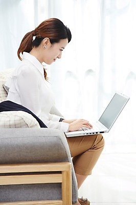 포토 JPG 스튜디오촬영 전신 직업 우먼라이프 라이프스타일 응시 여자 쿠션 의자 비즈니스 실내 한명 사람 앉기 동양인 20대 성인 옆모습 아웃포커스 노트북 컴퓨터 소파 한국인 웹서핑 타이핑 직장인 비즈니스우먼 여자만 여자한명만 성인여자만 청년만 청년여자만 성인한명만 청년여자한명만 성인여자한명만 성인만 국내포토 1 시선 뷰포인트 가구 모션 촬영기법 인종 청년 내부 생활 전자제품 파일형식