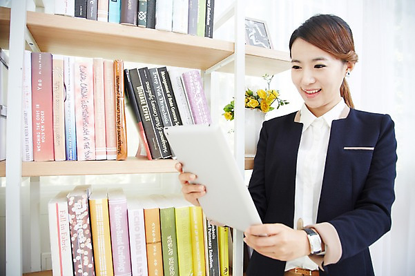 포토 JPG 스튜디오촬영 직업 우먼라이프 라이프스타일 응시 여자 비즈니스 책장 실내 한명 미소 웃음 들기 사람 동양인 정장 상반신 20대 성인 앞모습 책 태블릿 한국인 웹서핑 직장인 비즈니스우먼 여자만 여자한명만 성인여자만 청년만 청년여자만 성인한명만 청년여자한명만 성인여자한명만 성인만 국내포토 1 시선 옷 뷰포인트 가구 모션 표정 인종 청년 내부 생활 전자제품 스마트기기 파일형식