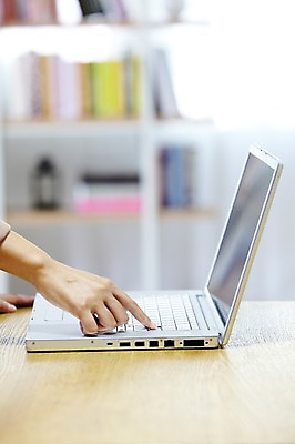 포토 JPG 스튜디오촬영 직업 우먼라이프 라이프스타일 손 여자 신체 비즈니스 책장 실내 한명 사람 20대 성인 옆모습 아웃포커스 신체부위 노트북 컴퓨터 사무실 직장인 비즈니스우먼 책상 청년만 성인한명만 성인만 국내포토 1 뷰포인트 가구 촬영기법 청년 내부 생활 전자제품 파일형식