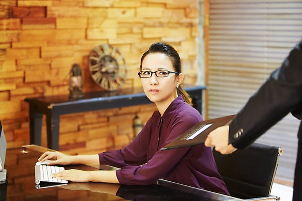 포토 JPG 스튜디오촬영 직업 우먼라이프 라이프스타일 응시 여자 남자 안경 의자 비즈니스 실내 사람 앉기 동양인 정장 상반신 20대 성인 두명 옆모습 아웃포커스 컴퓨터 사무실 한국인 키보드 직장인 비즈니스맨 비즈니스우먼 상사 보고 책상 주기 문서 부하 결재 결재판 업무보고 청년만 성인만 안경낌 국내포토 시선 잡화 옷 뷰포인트 가구 모션 촬영기법 인종 청년 내부 생활 전자제품 발표 파일형식