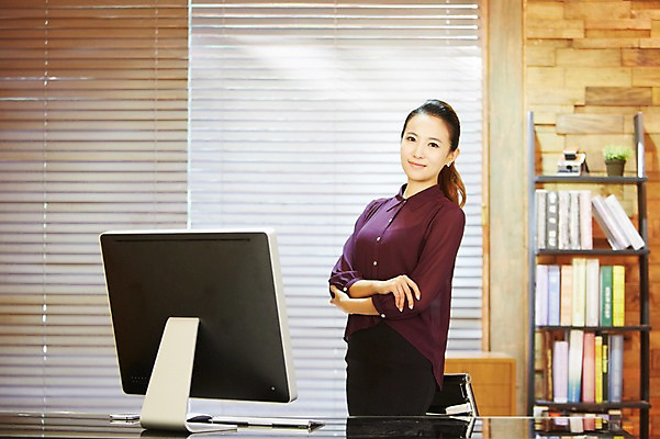 포토 JPG 스튜디오촬영 직업 우먼라이프 라이프스타일 여자 비즈니스 책장 실내 한명 서기 미소 웃음 사람 동양인 정장 20대 성인 옆모습 아웃포커스 컴퓨터 사무실 모니터 한국인 블라인드 직장인 비즈니스우먼 책상 여자만 여자한명만 성인여자만 청년만 청년여자만 성인한명만 청년여자한명만 성인여자한명만 성인만 국내포토 1 옷 뷰포인트 가구 모션 촬영기법 표정 인종 청년 내부 생활 전자제품 커튼 파일형식