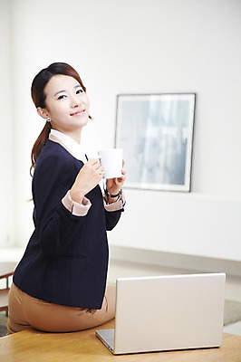 포토 JPG 스튜디오촬영 직업 우먼라이프 라이프스타일 여자 커피 액자 비즈니스 티타임 휴식 잔 실내 한명 미소 웃음 들기 사람 앉기 동양인 정장 상반신 20대 성인 뒷모습 아웃포커스 컵 노트북 한국인 직장인 비즈니스우먼 뒤돌아보기 책상 여자만 여자한명만 성인여자만 청년만 청년여자만 성인한명만 청년여자한명만 성인여자한명만 성인만 국내포토 1 식기 옷 음료 뷰포인트 가구 컨셉 모션 촬영기법 표정 인종 청년 내부 생활 전자제품 파일형식