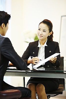 포토 JPG 스튜디오촬영 직업 우먼라이프 라이프스타일 여자 남자 의자 비즈니스 협력 안내 영업 실내 협상 설명 미소 웃음 사람 앉기 동양인 정장 20대 성인 두명 아웃포커스 마주보기 거래 한국인 직장인 비즈니스맨 비즈니스우먼 책상 상담 문서 청년만 성인만 국내포토 옷 가구 모션 촬영기법 표정 인종 청년 내부 생활 파일형식