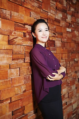 포토 JPG 스튜디오촬영 직업 우먼라이프 라이프스타일 여자 벽 비즈니스 실내 한명 서기 미소 웃음 사람 동양인 정장 20대 성인 옆모습 기댐 한국인 직장인 비즈니스우먼 여자만 여자한명만 성인여자만 청년만 청년여자만 성인한명만 청년여자한명만 성인여자한명만 성인만 국내포토 1 옷 뷰포인트 모션 표정 인종 청년 내부 생활 파일형식