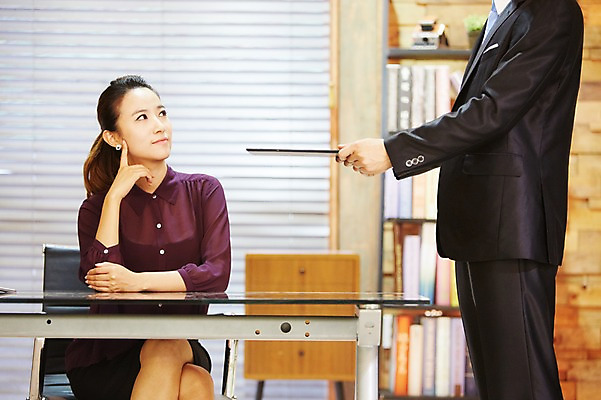 포토 JPG 스튜디오촬영 직업 우먼라이프 라이프스타일 여자 남자 의자 비즈니스 책장 실내 서기 사람 앉기 동양인 정장 20대 성인 두명 아웃포커스 사무실 한국인 직장인 비즈니스맨 비즈니스우먼 상사 보고 책상 주기 문서 부하 결재 결재판 업무보고 청년만 성인만 국내포토 옷 가구 모션 촬영기법 인종 청년 내부 생활 발표 파일형식