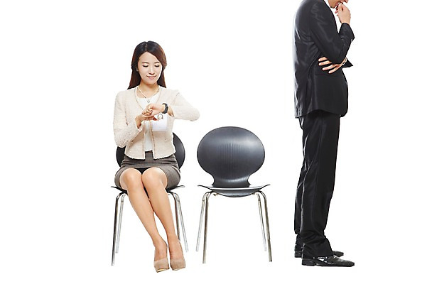 포토 JPG 스튜디오촬영 전신 직업 우먼라이프 라이프스타일 응시 여자 남자 시계 의자 비즈니스 실내 서기 누끼 사람 앉기 동양인 정장 20대 성인 두명 앞모습 옆모습 한국인 구직 시간 직장인 비즈니스맨 비즈니스우먼 목표 면접 열정 청년만 성인만 국내포토 시선 옷 감정 뷰포인트 가구 컨셉 모션 인종 청년 내부 생활 파일형식