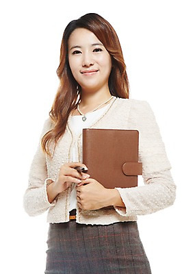 포토 JPG 스튜디오촬영 직업 우먼라이프 라이프스타일 긴머리 여자 비즈니스 실내 한명 미소 웃음 들기 누끼 사람 동양인 정장 상반신 20대 성인 앞모습 펜 다이어리 한국인 직장인 비즈니스우먼 여자만 여자한명만 성인여자만 청년만 청년여자만 성인한명만 청년여자한명만 성인여자한명만 성인만 국내포토 1 헤어스타일 옷 뷰포인트 모션 표정 인종 청년 내부 생활 필기구 사무용품 파일형식