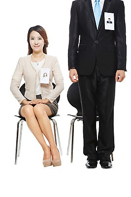 포토 JPG 스튜디오촬영 전신 직업 우먼라이프 라이프스타일 여자 남자 의자 비즈니스 실내 서기 미소 웃음 누끼 사람 앉기 동양인 정장 20대 성인 두명 앞모습 한국인 구직 직장인 비즈니스맨 비즈니스우먼 목표 면접 열정 청년만 성인만 국내포토 옷 감정 뷰포인트 가구 컨셉 모션 표정 인종 청년 내부 생활 파일형식
