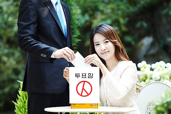 포토 JPG 주간 직업 우먼라이프 라이프스타일 여자 남자 의자 비즈니스 탁자 미소 웃음 사람 동양인 정장 상반신 20대 성인 야외 두명 앞모습 아웃포커스 한국인 직장인 비즈니스맨 비즈니스우먼 투표 선거 투표용지 투표함 청년만 성인만 유권자 국내포토 자연요소 옷 뷰포인트 가구 촬영기법 표정 인종 청년 생활 민주주의 파일형식