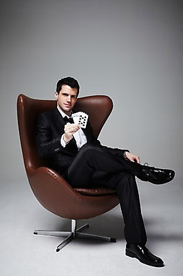 포토 JPG 스튜디오촬영 전신 서양인 외국인 백인 해외기획촬영 라이프스타일 2012년태국 남자 맨라이프 의자 회색배경 실내 한명 들기 사람 앉기 정장 성인 옆모습 30대 게임 트럼프 도박 카지노 딜러 포커 도박장 남자만 남자한명만 성인남자만 성인한명만 성인남자한명만 장년만 장년남자만 장년남자한명만 성인만 국내포토 1 옷 뷰포인트 가구 백그라운드 모션 놀이 인종 내부 생활 장년 놀이용품 회색 파일형식