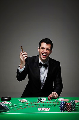 포토 JPG 스튜디오촬영 서양인 외국인 백인 해외기획촬영 라이프스타일 2012년태국 남자 맨라이프 회색배경 담배 실내 한명 미소 웃음 사람 정장 상반신 성인 앞모습 30대 게임 트럼프 포커칩 도박 카지노 딜러 포커 재떨이 도박장 남자만 남자한명만 성인남자만 성인한명만 성인남자한명만 장년만 장년남자만 장년남자한명만 성인만 국내포토 놀이칩 1 옷 뷰포인트 백그라운드 놀이 표정 인종 내부 생활 장년 놀이용품 회색 파일형식