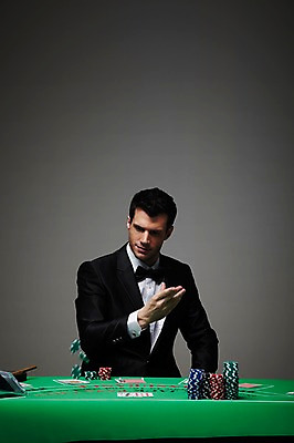 포토 JPG 스튜디오촬영 서양인 외국인 백인 해외기획촬영 라이프스타일 2012년태국 남자 맨라이프 회색배경 담배 실내 한명 사람 정장 상반신 성인 앞모습 30대 게임 트럼프 던지기 포커칩 도박 카지노 딜러 포커 재떨이 도박장 남자만 남자한명만 성인남자만 성인한명만 성인남자한명만 장년만 장년남자만 장년남자한명만 성인만 국내포토 놀이칩 1 옷 뷰포인트 백그라운드 모션 놀이 인종 내부 생활 장년 놀이용품 회색 파일형식