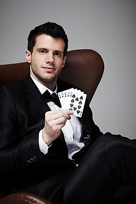 포토 JPG 스튜디오촬영 서양인 외국인 백인 해외기획촬영 라이프스타일 2012년태국 남자 맨라이프 의자 회색배경 실내 한명 들기 사람 앉기 정장 성인 앞모습 30대 게임 트럼프 도박 카지노 딜러 포커 도박장 남자만 남자한명만 성인남자만 성인한명만 성인남자한명만 장년만 장년남자만 장년남자한명만 성인만 국내포토 1 옷 뷰포인트 가구 백그라운드 모션 놀이 인종 내부 생활 장년 놀이용품 회색 파일형식