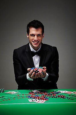 포토 JPG 스튜디오촬영 서양인 외국인 백인 해외기획촬영 라이프스타일 2012년태국 남자 맨라이프 회색배경 성공 실내 한명 미소 웃음 들기 사람 정장 상반신 성인 앞모습 30대 기쁨 게임 우승 트럼프 포커칩 도박 카지노 딜러 포커 획득 도박장 남자만 남자한명만 성인남자만 성인한명만 성인남자한명만 장년만 장년남자만 장년남자한명만 성인만 국내포토 놀이칩 1 옷 감정 뷰포인트 백그라운드 컨셉 모션 놀이 표정 인종 내부 생활 장년 놀이용품 회색 최고 파일형식