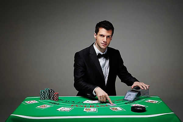 포토 JPG 스튜디오촬영 서양인 외국인 백인 해외기획촬영 라이프스타일 2012년태국 남자 맨라이프 회색배경 실내 한명 사람 정장 상반신 성인 앞모습 30대 게임 트럼프 포커칩 도박 카지노 딜러 포커 재떨이 도박장 남자만 남자한명만 성인남자만 성인한명만 성인남자한명만 장년만 장년남자만 장년남자한명만 성인만 국내포토 놀이칩 1 옷 뷰포인트 백그라운드 놀이 인종 내부 생활 장년 놀이용품 회색 파일형식