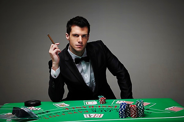 포토 JPG 스튜디오촬영 서양인 외국인 백인 해외기획촬영 라이프스타일 2012년태국 남자 맨라이프 회색배경 담배 실내 한명 사람 정장 상반신 성인 앞모습 30대 게임 트럼프 포커칩 도박 카지노 딜러 포커 재떨이 도박장 남자만 남자한명만 성인남자만 성인한명만 성인남자한명만 장년만 장년남자만 장년남자한명만 성인만 국내포토 놀이칩 1 옷 뷰포인트 백그라운드 놀이 인종 내부 생활 장년 놀이용품 회색 파일형식