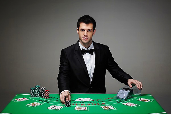 포토 JPG 스튜디오촬영 서양인 외국인 백인 해외기획촬영 라이프스타일 2012년태국 남자 맨라이프 회색배경 실내 한명 사람 정장 상반신 성인 앞모습 30대 게임 트럼프 포커칩 도박 카지노 딜러 포커 재떨이 도박장 남자만 남자한명만 성인남자만 성인한명만 성인남자한명만 장년만 장년남자만 장년남자한명만 성인만 국내포토 놀이칩 1 옷 뷰포인트 백그라운드 놀이 인종 내부 생활 장년 놀이용품 회색 파일형식