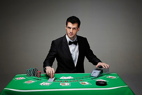 포토 JPG 스튜디오촬영 서양인 외국인 백인 해외기획촬영 라이프스타일 2012년태국 남자 맨라이프 회색배경 실내 한명 사람 정장 상반신 성인 앞모습 30대 게임 트럼프 포커칩 도박 카지노 딜러 포커 재떨이 도박장 남자만 남자한명만 성인남자만 성인한명만 성인남자한명만 장년만 장년남자만 장년남자한명만 성인만 국내포토 놀이칩 1 옷 뷰포인트 백그라운드 놀이 인종 내부 생활 장년 놀이용품 회색 파일형식