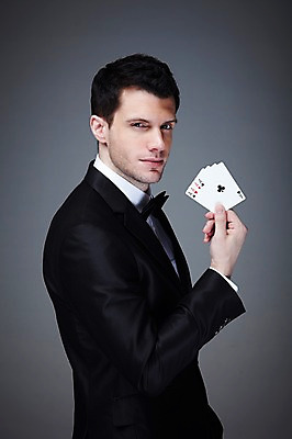 포토 JPG 스튜디오촬영 서양인 외국인 백인 해외기획촬영 라이프스타일 2012년태국 남자 맨라이프 회색배경 실내 한명 사람 정장 상반신 성인 옆모습 30대 게임 트럼프 도박 카지노 딜러 포커 도박장 남자만 남자한명만 성인남자만 성인한명만 성인남자한명만 장년만 장년남자만 장년남자한명만 성인만 국내포토 1 옷 뷰포인트 백그라운드 놀이 인종 내부 생활 장년 놀이용품 회색 파일형식