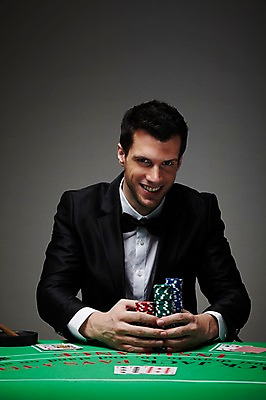 포토 JPG 스튜디오촬영 서양인 외국인 백인 해외기획촬영 라이프스타일 2012년태국 남자 맨라이프 회색배경 성공 담배 실내 한명 미소 웃음 사람 정장 상반신 성인 앞모습 30대 기쁨 게임 우승 트럼프 포커칩 도박 카지노 딜러 포커 재떨이 획득 도박장 남자만 남자한명만 성인남자만 성인한명만 성인남자한명만 장년만 장년남자만 장년남자한명만 성인만 국내포토 놀이칩 1 옷 감정 뷰포인트 백그라운드 컨셉 놀이 표정 인종 내부 생활 장년 놀이용품 회색 최고 파일형식