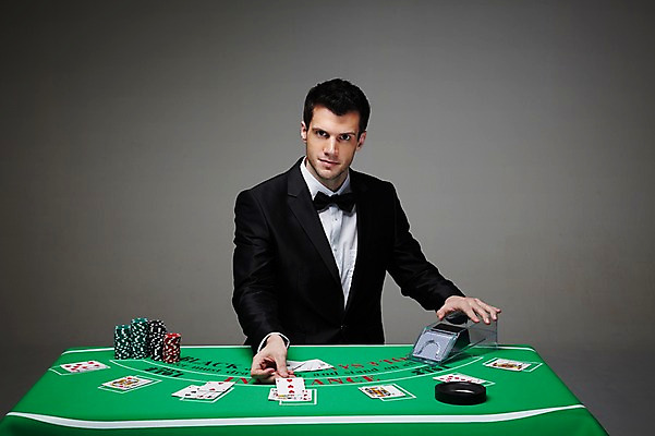 포토 JPG 스튜디오촬영 서양인 외국인 백인 해외기획촬영 라이프스타일 2012년태국 남자 맨라이프 회색배경 실내 한명 사람 정장 상반신 성인 앞모습 30대 게임 트럼프 포커칩 도박 카지노 딜러 포커 재떨이 도박장 남자만 남자한명만 성인남자만 성인한명만 성인남자한명만 장년만 장년남자만 장년남자한명만 성인만 국내포토 놀이칩 1 옷 뷰포인트 백그라운드 놀이 인종 내부 생활 장년 놀이용품 회색 파일형식