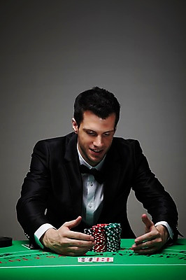 포토 JPG 스튜디오촬영 서양인 외국인 백인 해외기획촬영 라이프스타일 2012년태국 남자 맨라이프 회색배경 성공 실내 한명 미소 웃음 사람 정장 상반신 성인 앞모습 30대 기쁨 게임 우승 트럼프 포커칩 도박 카지노 딜러 포커 획득 도박장 남자만 남자한명만 성인남자만 성인한명만 성인남자한명만 장년만 장년남자만 장년남자한명만 성인만 국내포토 놀이칩 1 옷 감정 뷰포인트 백그라운드 컨셉 놀이 표정 인종 내부 생활 장년 놀이용품 회색 최고 파일형식