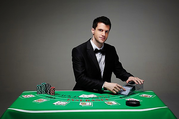 포토 JPG 스튜디오촬영 서양인 외국인 백인 해외기획촬영 라이프스타일 2012년태국 남자 맨라이프 회색배경 실내 한명 사람 정장 상반신 성인 앞모습 30대 게임 트럼프 포커칩 도박 카지노 딜러 포커 재떨이 도박장 남자만 남자한명만 성인남자만 성인한명만 성인남자한명만 장년만 장년남자만 장년남자한명만 성인만 국내포토 놀이칩 1 옷 뷰포인트 백그라운드 놀이 인종 내부 생활 장년 놀이용품 회색 파일형식