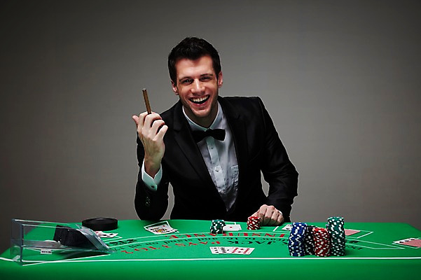 포토 JPG 스튜디오촬영 서양인 외국인 백인 해외기획촬영 라이프스타일 2012년태국 남자 맨라이프 회색배경 담배 실내 한명 미소 웃음 사람 정장 상반신 성인 앞모습 30대 게임 트럼프 포커칩 도박 카지노 딜러 포커 재떨이 도박장 남자만 남자한명만 성인남자만 성인한명만 성인남자한명만 장년만 장년남자만 장년남자한명만 성인만 국내포토 놀이칩 1 옷 뷰포인트 백그라운드 놀이 표정 인종 내부 생활 장년 놀이용품 회색 파일형식