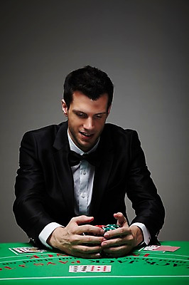 포토 JPG 스튜디오촬영 서양인 외국인 백인 해외기획촬영 라이프스타일 2012년태국 남자 맨라이프 회색배경 성공 실내 한명 미소 웃음 사람 정장 상반신 성인 앞모습 30대 기쁨 게임 우승 트럼프 포커칩 도박 카지노 딜러 포커 획득 도박장 남자만 남자한명만 성인남자만 성인한명만 성인남자한명만 장년만 장년남자만 장년남자한명만 성인만 국내포토 놀이칩 1 옷 감정 뷰포인트 백그라운드 컨셉 놀이 표정 인종 내부 생활 장년 놀이용품 회색 최고 파일형식