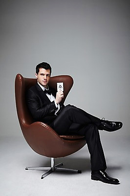 포토 JPG 스튜디오촬영 전신 서양인 외국인 백인 해외기획촬영 라이프스타일 2012년태국 남자 맨라이프 의자 회색배경 실내 한명 들기 사람 앉기 정장 성인 옆모습 30대 게임 트럼프 도박 카지노 딜러 포커 도박장 남자만 남자한명만 성인남자만 성인한명만 성인남자한명만 장년만 장년남자만 장년남자한명만 성인만 국내포토 1 옷 뷰포인트 가구 백그라운드 모션 놀이 인종 내부 생활 장년 놀이용품 회색 파일형식