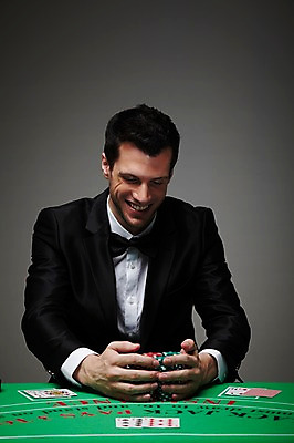 포토 JPG 스튜디오촬영 서양인 외국인 백인 해외기획촬영 라이프스타일 2012년태국 남자 맨라이프 회색배경 성공 실내 한명 미소 웃음 사람 정장 상반신 성인 앞모습 30대 기쁨 게임 우승 트럼프 포커칩 도박 카지노 딜러 포커 획득 도박장 남자만 남자한명만 성인남자만 성인한명만 성인남자한명만 장년만 장년남자만 장년남자한명만 성인만 국내포토 놀이칩 1 옷 감정 뷰포인트 백그라운드 컨셉 놀이 표정 인종 내부 생활 장년 놀이용품 회색 최고 파일형식