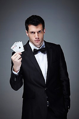 포토 JPG 스튜디오촬영 서양인 외국인 백인 해외기획촬영 라이프스타일 2012년태국 남자 맨라이프 회색배경 실내 한명 사람 정장 상반신 성인 앞모습 30대 게임 트럼프 도박 카지노 딜러 포커 도박장 남자만 남자한명만 성인남자만 성인한명만 성인남자한명만 장년만 장년남자만 장년남자한명만 성인만 국내포토 1 옷 뷰포인트 백그라운드 놀이 인종 내부 생활 장년 놀이용품 회색 파일형식