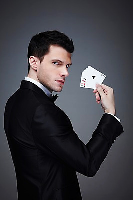 포토 JPG 스튜디오촬영 서양인 외국인 백인 해외기획촬영 라이프스타일 2012년태국 남자 맨라이프 회색배경 실내 한명 사람 정장 상반신 성인 옆모습 30대 게임 트럼프 도박 카지노 딜러 포커 도박장 남자만 남자한명만 성인남자만 성인한명만 성인남자한명만 장년만 장년남자만 장년남자한명만 성인만 국내포토 1 옷 뷰포인트 백그라운드 놀이 인종 내부 생활 장년 놀이용품 회색 파일형식