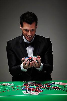 포토 JPG 스튜디오촬영 서양인 외국인 백인 해외기획촬영 라이프스타일 2012년태국 남자 맨라이프 회색배경 성공 실내 한명 미소 웃음 들기 사람 정장 상반신 성인 앞모습 30대 기쁨 게임 우승 트럼프 포커칩 도박 카지노 딜러 포커 획득 도박장 남자만 남자한명만 성인남자만 성인한명만 성인남자한명만 장년만 장년남자만 장년남자한명만 성인만 국내포토 놀이칩 1 옷 감정 뷰포인트 백그라운드 컨셉 모션 놀이 표정 인종 내부 생활 장년 놀이용품 회색 최고 파일형식