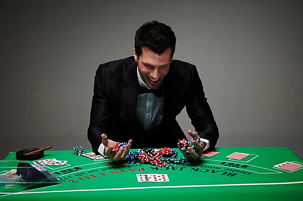 포토 JPG 스튜디오촬영 서양인 외국인 백인 해외기획촬영 라이프스타일 2012년태국 남자 맨라이프 회색배경 성공 담배 실내 한명 미소 웃음 사람 정장 상반신 성인 앞모습 30대 기쁨 게임 우승 트럼프 포커칩 도박 카지노 딜러 포커 재떨이 획득 도박장 남자만 남자한명만 성인남자만 성인한명만 성인남자한명만 장년만 장년남자만 장년남자한명만 성인만 국내포토 놀이칩 1 옷 감정 뷰포인트 백그라운드 컨셉 놀이 표정 인종 내부 생활 장년 놀이용품 회색 최고 파일형식