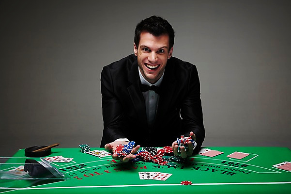 포토 JPG 스튜디오촬영 서양인 외국인 백인 해외기획촬영 라이프스타일 2012년태국 남자 맨라이프 회색배경 성공 담배 실내 한명 미소 웃음 사람 정장 상반신 성인 앞모습 30대 기쁨 게임 우승 트럼프 포커칩 도박 카지노 딜러 포커 재떨이 획득 도박장 남자만 남자한명만 성인남자만 성인한명만 성인남자한명만 장년만 장년남자만 장년남자한명만 성인만 국내포토 놀이칩 1 옷 감정 뷰포인트 백그라운드 컨셉 놀이 표정 인종 내부 생활 장년 놀이용품 회색 최고 파일형식