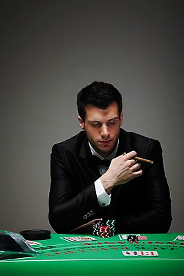 포토 JPG 스튜디오촬영 서양인 외국인 백인 해외기획촬영 라이프스타일 2012년태국 남자 맨라이프 회색배경 담배 실내 한명 사람 정장 상반신 성인 앞모습 30대 게임 트럼프 포커칩 도박 카지노 고민 딜러 포커 재떨이 도박장 남자만 남자한명만 성인남자만 성인한명만 성인남자한명만 장년만 장년남자만 장년남자한명만 성인만 국내포토 놀이칩 1 옷 감정 뷰포인트 백그라운드 놀이 인종 내부 생활 장년 놀이용품 회색 파일형식