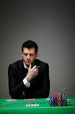 포토 JPG 스튜디오촬영 서양인 외국인 백인 해외기획촬영 라이프스타일 2012년태국 남자 맨라이프 회색배경 담배 실내 한명 사람 정장 상반신 성인 앞모습 30대 게임 트럼프 포커칩 도박 카지노 고민 딜러 포커 도박장 남자만 남자한명만 성인남자만 성인한명만 성인남자한명만 장년만 장년남자만 장년남자한명만 성인만 국내포토 놀이칩 1 옷 감정 뷰포인트 백그라운드 놀이 인종 내부 생활 장년 놀이용품 회색 파일형식