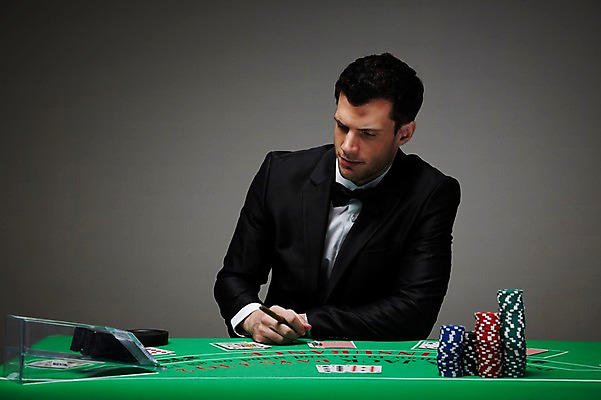 포토 JPG 스튜디오촬영 서양인 외국인 백인 해외기획촬영 라이프스타일 2012년태국 남자 맨라이프 회색배경 담배 실내 한명 사람 정장 상반신 성인 앞모습 30대 게임 트럼프 포커칩 도박 카지노 고민 딜러 포커 재떨이 도박장 남자만 남자한명만 성인남자만 성인한명만 성인남자한명만 장년만 장년남자만 장년남자한명만 성인만 국내포토 놀이칩 1 옷 감정 뷰포인트 백그라운드 놀이 인종 내부 생활 장년 놀이용품 회색 파일형식