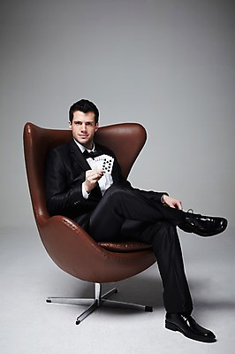 포토 JPG 스튜디오촬영 전신 서양인 외국인 백인 해외기획촬영 라이프스타일 2012년태국 남자 맨라이프 의자 회색배경 실내 한명 들기 사람 앉기 정장 성인 옆모습 30대 게임 트럼프 도박 카지노 딜러 포커 도박장 남자만 남자한명만 성인남자만 성인한명만 성인남자한명만 장년만 장년남자만 장년남자한명만 성인만 국내포토 1 옷 뷰포인트 가구 백그라운드 모션 놀이 인종 내부 생활 장년 놀이용품 회색 파일형식