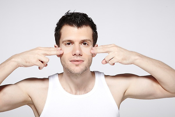 포토 JPG 스튜디오촬영 서양인 외국인 백인 해외기획촬영 라이프스타일 2012년태국 남자 맨라이프 러닝셔츠 회색배경 실내 한명 사람 상반신 성인 앞모습 30대 민소매 뷰티 피부관리 팩 마스크팩 남자만 남자한명만 성인남자만 성인한명만 성인남자한명만 장년만 장년남자만 장년남자한명만 성인만 국내포토 1 뷰포인트 백그라운드 셔츠 상의 인종 내부 생활 장년 화장품 회색 파일형식