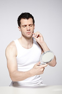 포토 JPG 스튜디오촬영 서양인 외국인 백인 해외기획촬영 라이프스타일 응시 2012년태국 남자 맨라이프 러닝셔츠 회색배경 실내 한명 들기 사람 상반신 성인 앞모습 30대 민소매 뷰티 거울 피부관리 손거울 남자만 남자한명만 성인남자만 성인한명만 성인남자한명만 장년만 장년남자만 장년남자한명만 성인만 국내포토 1 시선 뷰포인트 백그라운드 셔츠 상의 모션 인종 내부 생활 장년 회색 파일형식