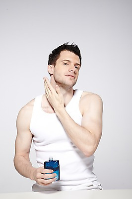 포토 JPG 스튜디오촬영 서양인 외국인 백인 해외기획촬영 라이프스타일 2012년태국 남자 맨라이프 러닝셔츠 회색배경 실내 한명 들기 사람 상반신 성인 앞모습 30대 민소매 뷰티 화장품 피부관리 바르기 스킨 로션 남자만 남자한명만 성인남자만 성인한명만 성인남자한명만 장년만 장년남자만 장년남자한명만 성인만 그루밍족 국내포토 1 뷰포인트 백그라운드 셔츠 상의 모션 인종 내부 생활 장년 회색 파일형식