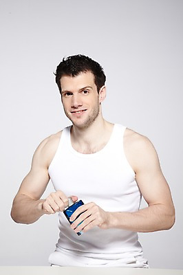 포토 JPG 스튜디오촬영 서양인 외국인 백인 해외기획촬영 라이프스타일 2012년태국 남자 맨라이프 러닝셔츠 회색배경 실내 한명 미소 웃음 들기 사람 상반신 성인 앞모습 30대 민소매 뷰티 화장품 피부관리 스킨 로션 남자만 남자한명만 성인남자만 성인한명만 성인남자한명만 장년만 장년남자만 장년남자한명만 성인만 그루밍족 국내포토 1 뷰포인트 백그라운드 셔츠 상의 모션 표정 인종 내부 생활 장년 회색 파일형식