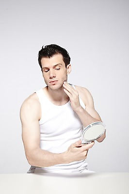 포토 JPG 스튜디오촬영 서양인 외국인 백인 해외기획촬영 라이프스타일 응시 2012년태국 남자 맨라이프 러닝셔츠 회색배경 실내 한명 들기 사람 상반신 성인 앞모습 30대 민소매 뷰티 거울 피부관리 손거울 남자만 남자한명만 성인남자만 성인한명만 성인남자한명만 장년만 장년남자만 장년남자한명만 성인만 국내포토 1 시선 뷰포인트 백그라운드 셔츠 상의 모션 인종 내부 생활 장년 회색 파일형식