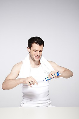 포토 JPG 스튜디오촬영 서양인 외국인 백인 해외기획촬영 라이프스타일 2012년태국 남자 맨라이프 러닝셔츠 회색배경 실내 한명 미소 웃음 들기 사람 상반신 성인 앞모습 30대 수건 민소매 뷰티 양치 세수 칫솔 치약 남자만 남자한명만 성인남자만 성인한명만 성인남자한명만 장년만 장년남자만 장년남자한명만 성인만 국내포토 1 뷰포인트 백그라운드 셔츠 상의 모션 표정 인종 내부 생활 장년 위생용품 청결 회색 파일형식